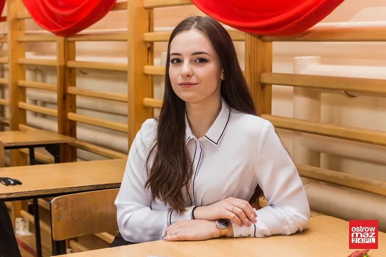 Ekonomik: abiturienci mierzą się z językiem polskim (zdjęcia)