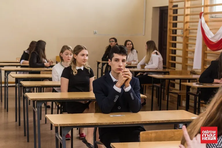 Ekonomik: abiturienci mierzą się z językiem polskim (zdjęcia)