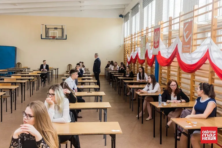 Ekonomik: abiturienci mierzą się z językiem polskim (zdjęcia)