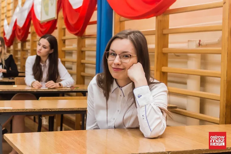 Ekonomik: abiturienci mierzą się z językiem polskim (zdjęcia)