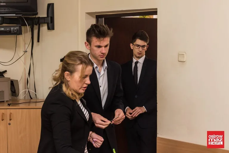 Ekonomik: abiturienci mierzą się z językiem polskim (zdjęcia)