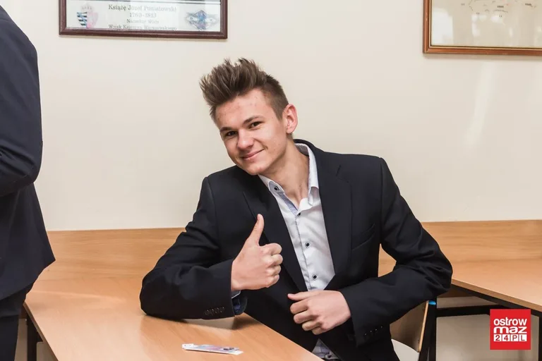 Ekonomik: abiturienci mierzą się z językiem polskim (zdjęcia)