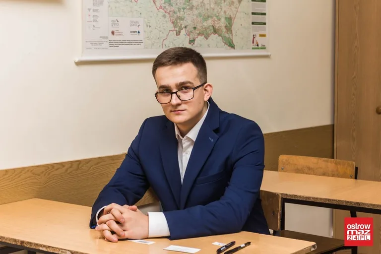 Ekonomik: abiturienci mierzą się z językiem polskim (zdjęcia)