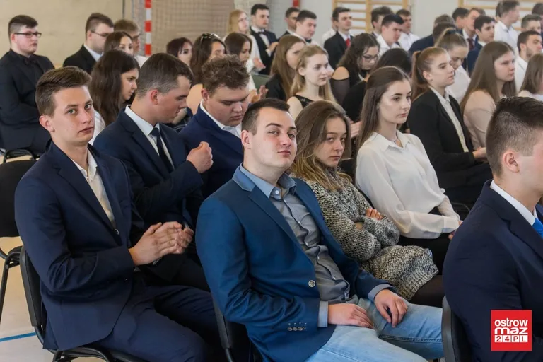 Wczoraj uczniowie, dziś absolwenci. Zakończenia roku klas maturalnych w "Koperniczku" (zdjęcia, wideo)