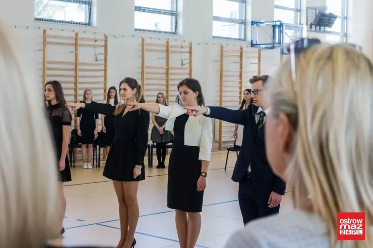 Wczoraj uczniowie, dziś absolwenci. Zakończenia roku klas maturalnych w "Koperniczku" (zdjęcia, wideo)