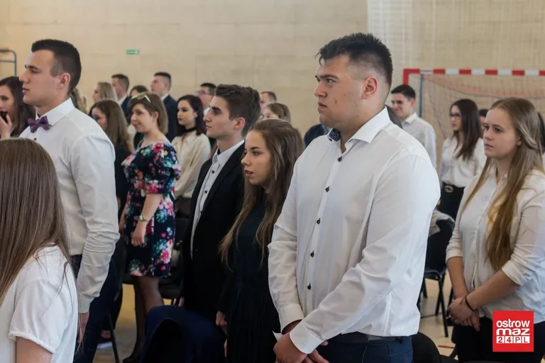 Wczoraj uczniowie, dziś absolwenci. Zakończenia roku klas maturalnych w "Koperniczku" (zdjęcia, wideo)