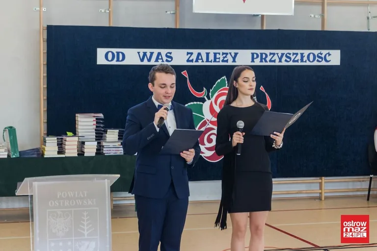 Wczoraj uczniowie, dziś absolwenci. Zakończenia roku klas maturalnych w "Koperniczku" (zdjęcia, wideo)