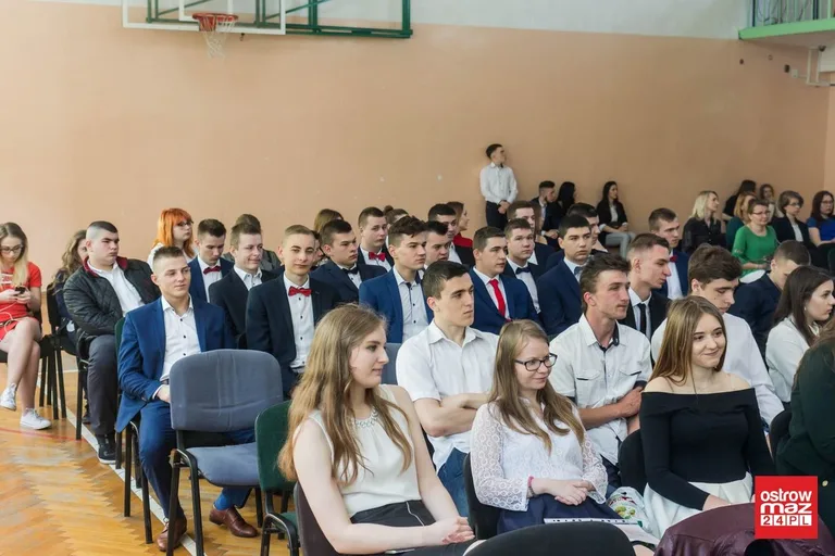 Maturzyści z "Rubinka" zakończyli rok szkolny (zdjęcia, wideo)