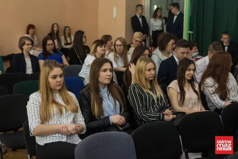 Maturzyści z "Rubinka" zakończyli rok szkolny (zdjęcia, wideo)