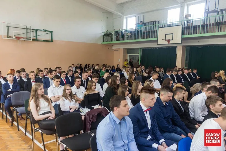 Maturzyści z "Rubinka" zakończyli rok szkolny (zdjęcia, wideo)