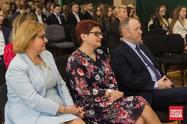 Maturzyści z "Rubinka" zakończyli rok szkolny (zdjęcia, wideo)