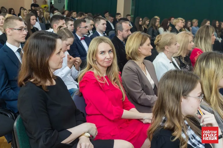 Maturzyści z "Rubinka" zakończyli rok szkolny (zdjęcia, wideo)