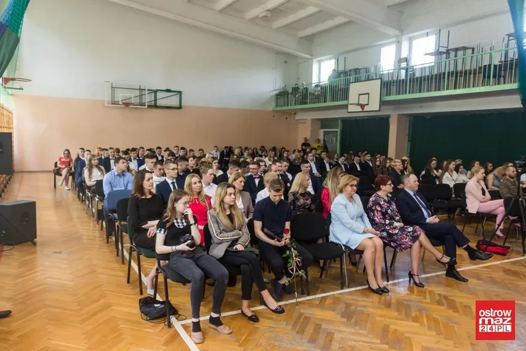 Maturzyści z "Rubinka" zakończyli rok szkolny (zdjęcia, wideo)