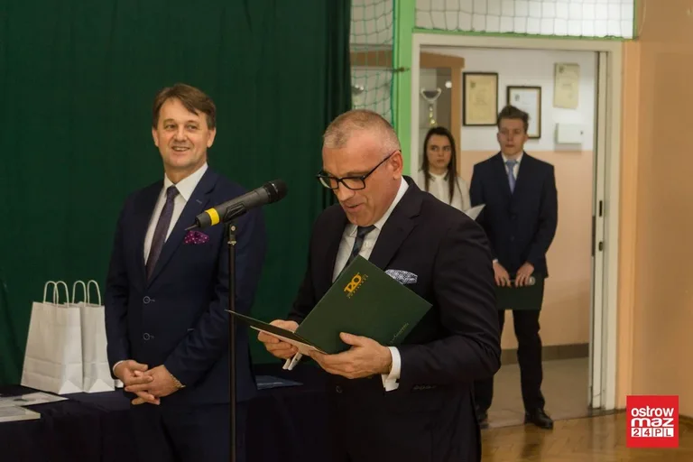 Maturzyści z "Rubinka" zakończyli rok szkolny (zdjęcia, wideo)