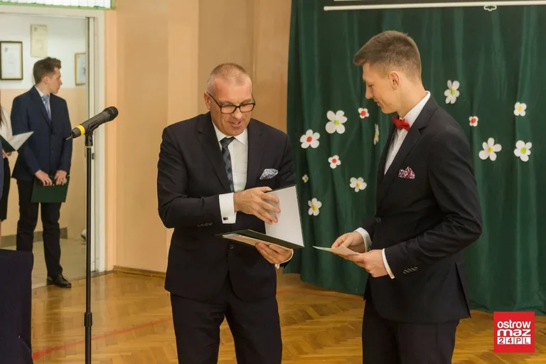 Maturzyści z "Rubinka" zakończyli rok szkolny (zdjęcia, wideo)