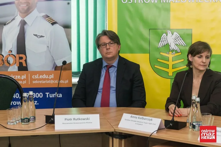 "Lotnictwo jest przyszłością i przygodą życia". Konferencja prasowa o szkole lotniczej w Nagoszewie (zdjęcia, wideo)