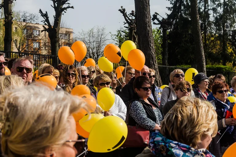 Nauczyciele protestowali pod ratuszem i ostrowskim starostwem (zdjęcia, wideo)