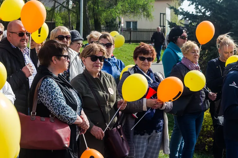 Nauczyciele protestowali pod ratuszem i ostrowskim starostwem (zdjęcia, wideo)