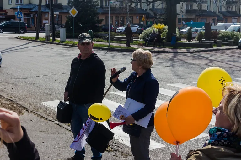 Nauczyciele protestowali pod ratuszem i ostrowskim starostwem (zdjęcia, wideo)