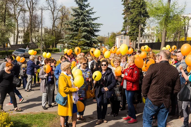 Nauczyciele protestowali pod ratuszem i ostrowskim starostwem (zdjęcia, wideo)