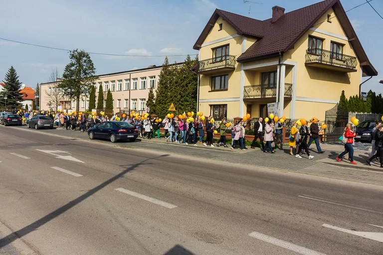 Nauczyciele protestowali pod ratuszem i ostrowskim starostwem (zdjęcia, wideo)