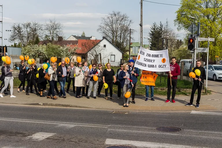 Nauczyciele protestowali pod ratuszem i ostrowskim starostwem (zdjęcia, wideo)
