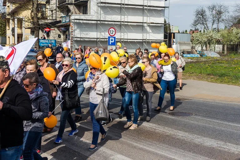 Nauczyciele protestowali pod ratuszem i ostrowskim starostwem (zdjęcia, wideo)