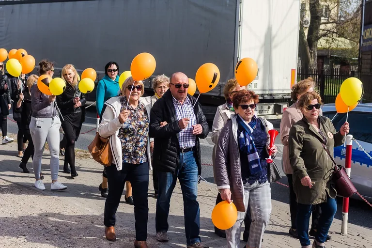 Nauczyciele protestowali pod ratuszem i ostrowskim starostwem (zdjęcia, wideo)