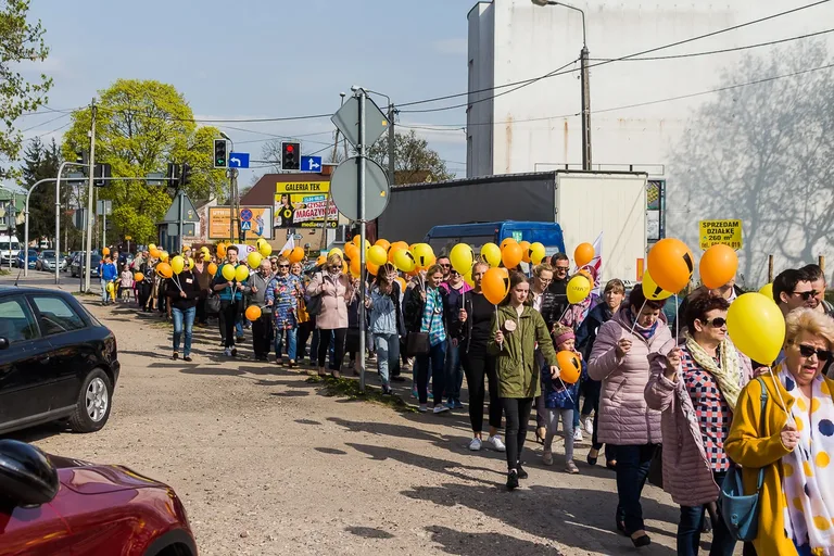 Nauczyciele protestowali pod ratuszem i ostrowskim starostwem (zdjęcia, wideo)
