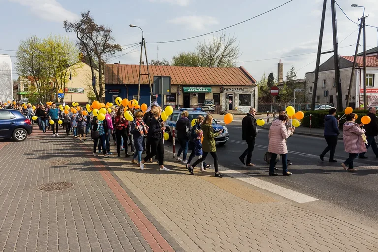 Nauczyciele protestowali pod ratuszem i ostrowskim starostwem (zdjęcia, wideo)