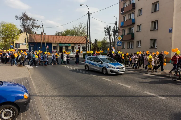 Nauczyciele protestowali pod ratuszem i ostrowskim starostwem (zdjęcia, wideo)