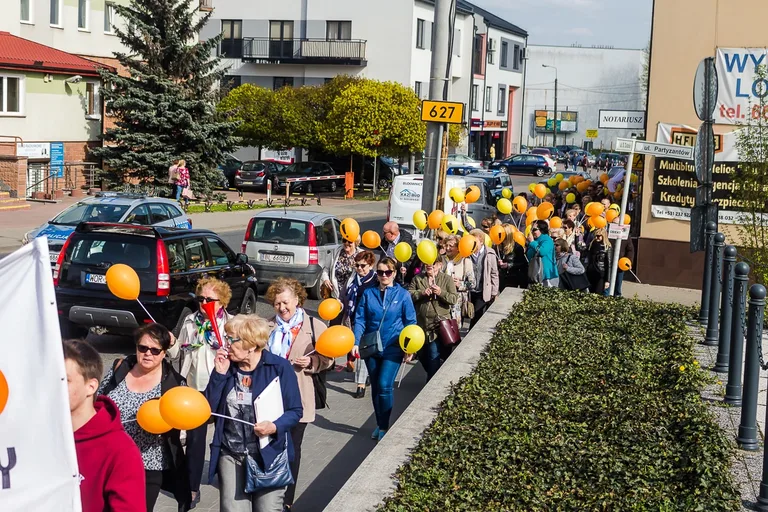 Nauczyciele protestowali pod ratuszem i ostrowskim starostwem (zdjęcia, wideo)