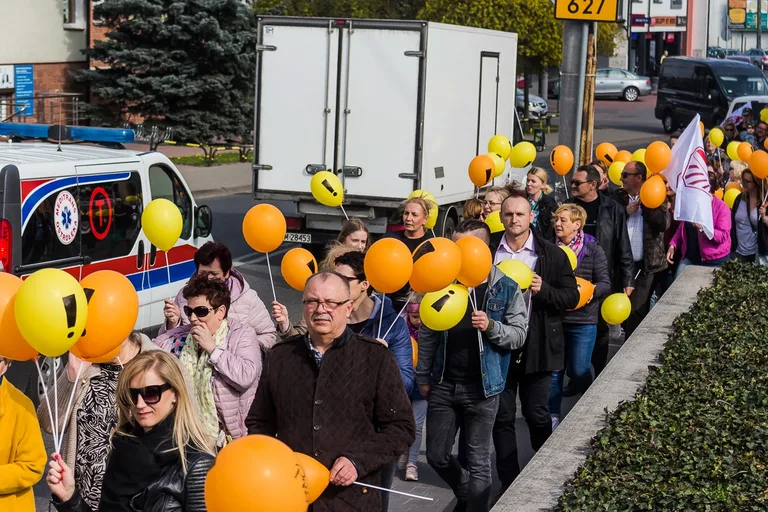 Nauczyciele protestowali pod ratuszem i ostrowskim starostwem (zdjęcia, wideo)
