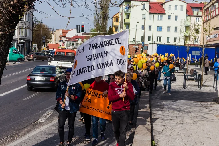 Nauczyciele protestowali pod ratuszem i ostrowskim starostwem (zdjęcia, wideo)