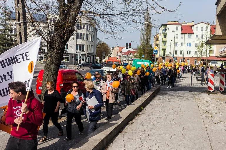 Nauczyciele protestowali pod ratuszem i ostrowskim starostwem (zdjęcia, wideo)