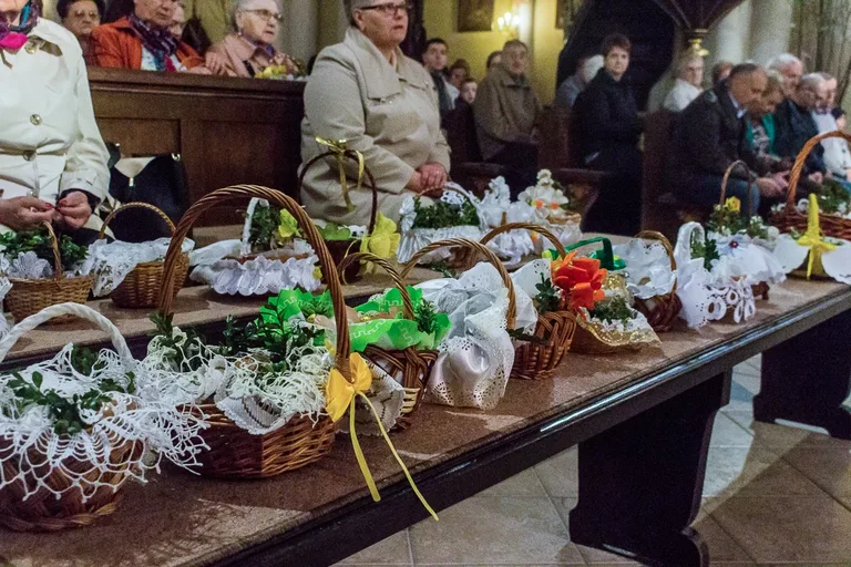 Święcenie pokarmów w ostrowskich parafiach (zdjęcia)