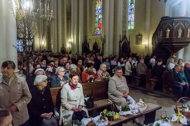 Święcenie pokarmów w ostrowskich parafiach (zdjęcia)