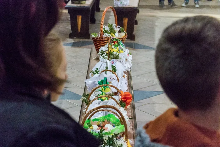 Święcenie pokarmów w ostrowskich parafiach (zdjęcia)
