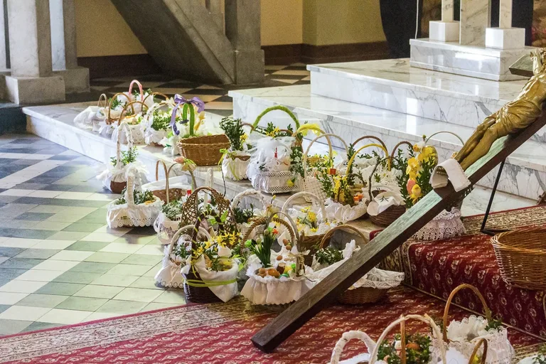 Święcenie pokarmów w ostrowskich parafiach (zdjęcia)