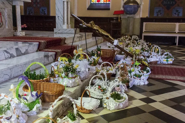 Święcenie pokarmów w ostrowskich parafiach (zdjęcia)