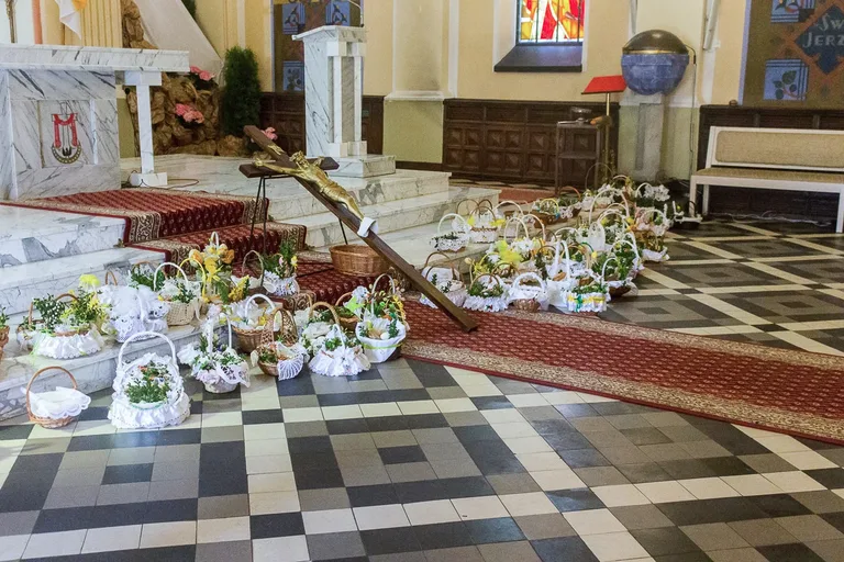 Święcenie pokarmów w ostrowskich parafiach (zdjęcia)