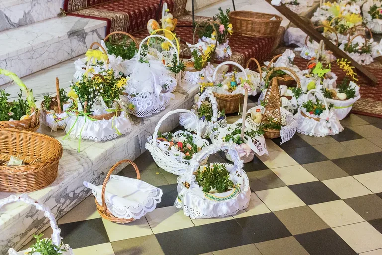 Święcenie pokarmów w ostrowskich parafiach (zdjęcia)