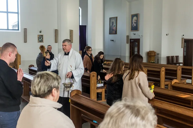 Święcenie pokarmów w ostrowskich parafiach (zdjęcia)