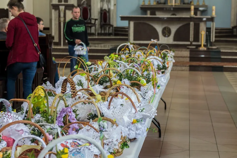 Święcenie pokarmów w ostrowskich parafiach (zdjęcia)