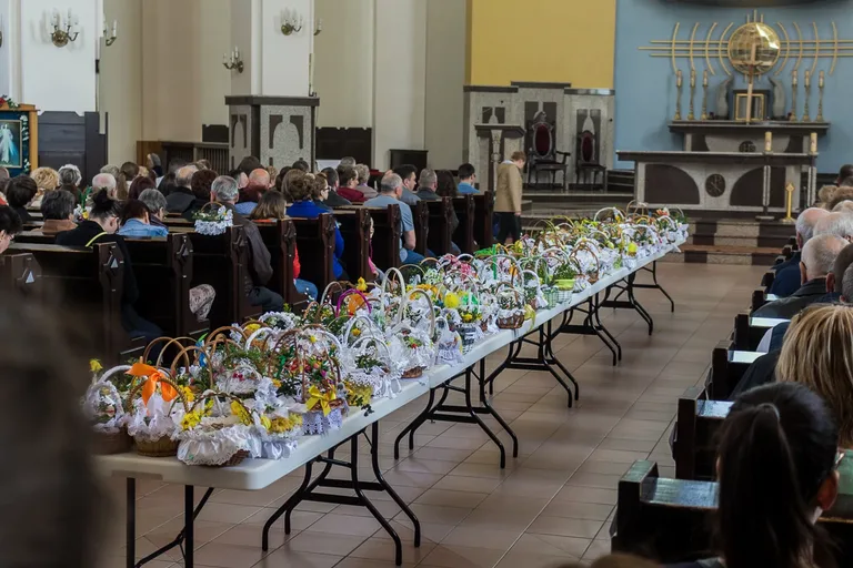 Święcenie pokarmów w ostrowskich parafiach (zdjęcia)