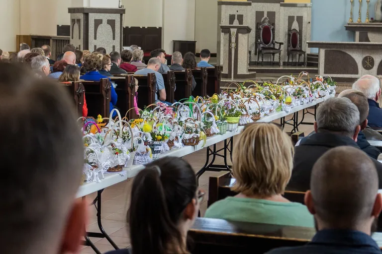 Święcenie pokarmów w ostrowskich parafiach (zdjęcia)