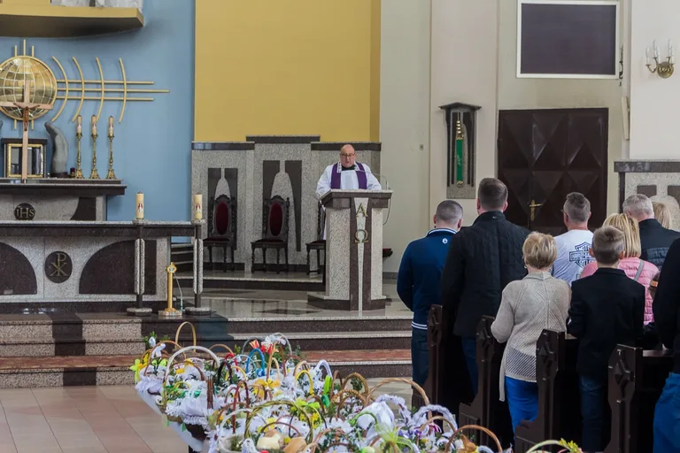 Święcenie pokarmów w ostrowskich parafiach (zdjęcia)