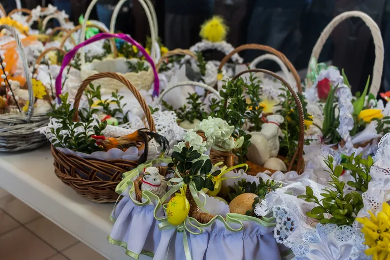 Święcenie pokarmów w ostrowskich parafiach (zdjęcia)