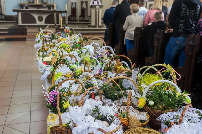 Święcenie pokarmów w ostrowskich parafiach (zdjęcia)
