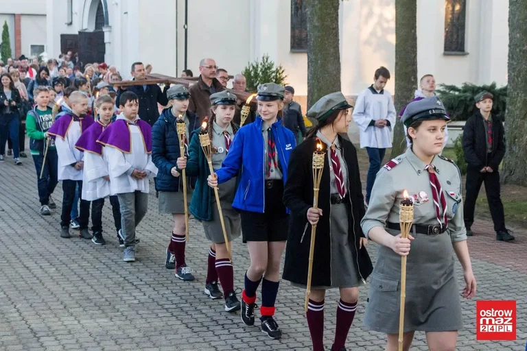 Droga krzyżowa w Komorowie (zdjęcia)